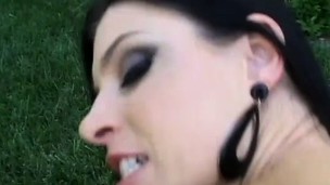 Gung-ho India Summer can't thumb one's nose at some outdoor banging upon her man